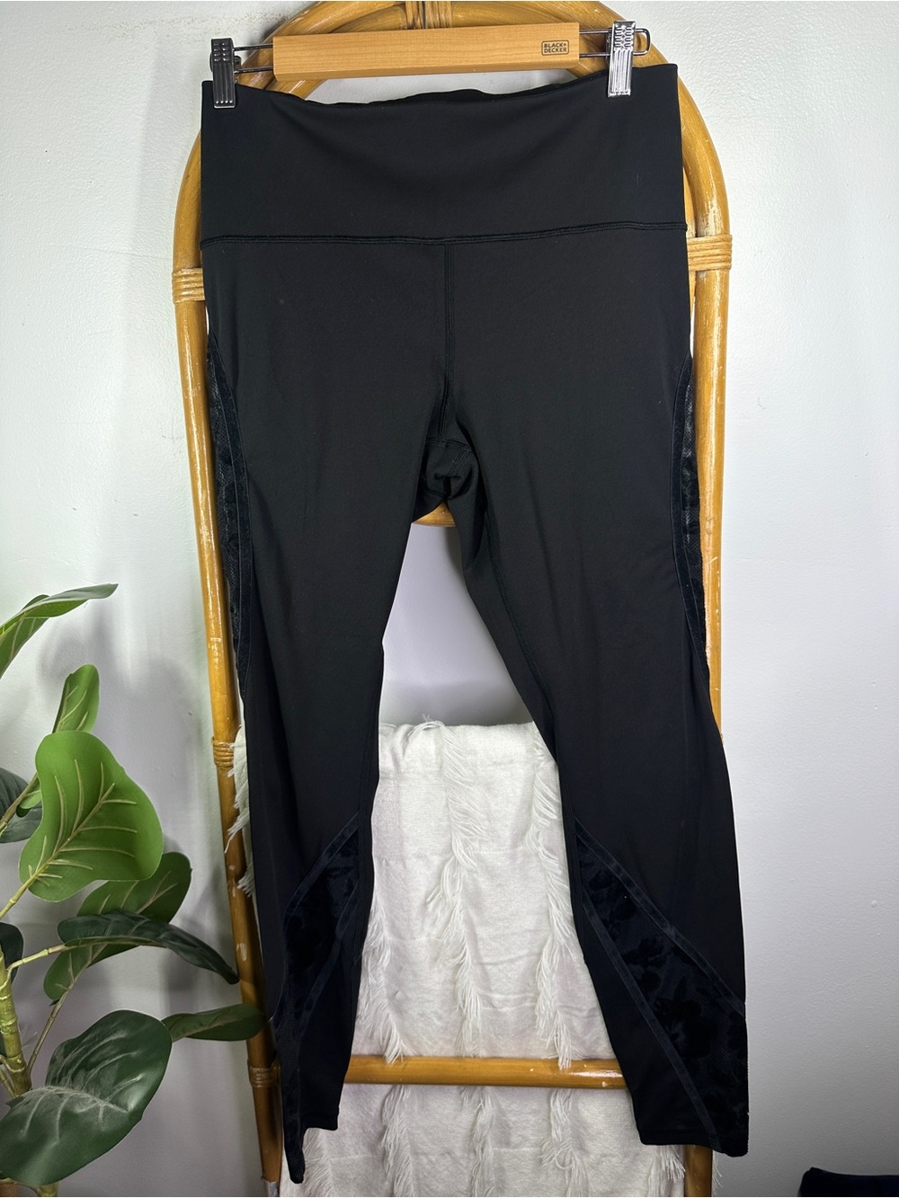 Lululemon Black Leggings Velvet Floral Detail Sz 10